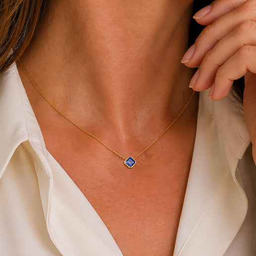 Layering necklace with Asscher cut Ceylon sapphire on white background. Collier à saphir sur fond blanc. Montréal, Canada