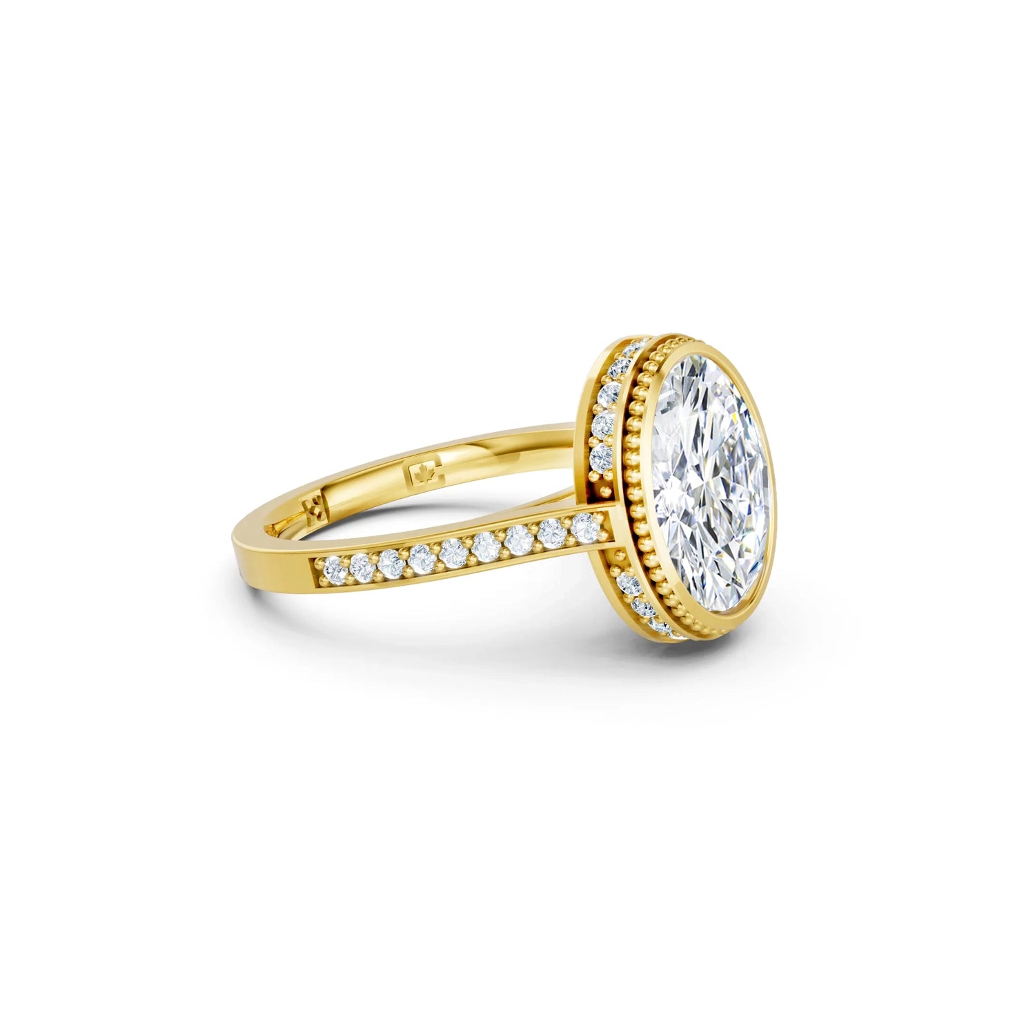 Beautiful yellow gold modern vintage diamond engagement ring with milgrain, hidden halo, 2.5 carat centre diamond and a row of bright, white diamonds running down the engagement ring band on white background. Made in Canada. Bague fiançailles à diamants avec halo caché et milgrain sur fond blanc. Fabriquée à Montréal. Style vintage moderne.